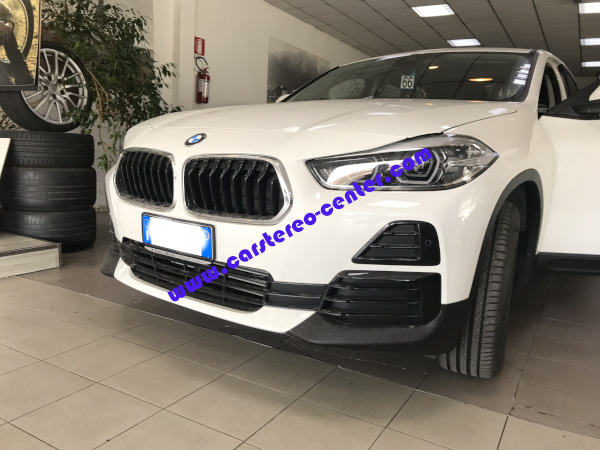 BMW X2 con sensori di parcheggio anteriore