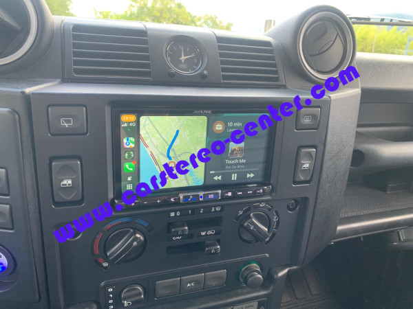 Land Rover Defender 90 con Carplay ed Android Auto grazie ad Alpine