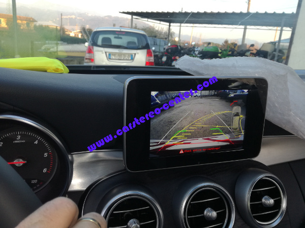 Vista telecamera posteriore su Mercedes C