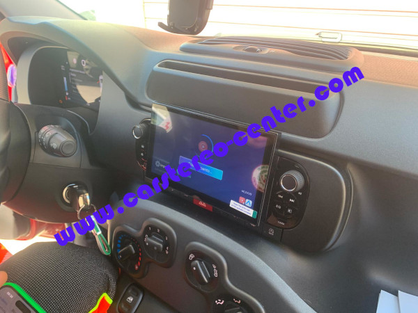 Fiat Panda con prodotto personalizzato dotato di carplay ed Androdi Auto