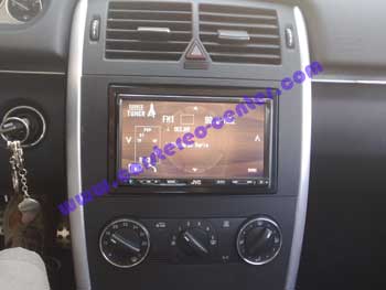 Monitor AVX-820 Monitor AVX-820 JVC installato su Mercedes Classe B