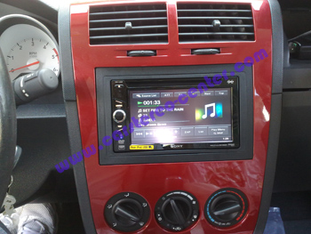 Navigatore Sony XNVL66BT installato su Dodge Caliber